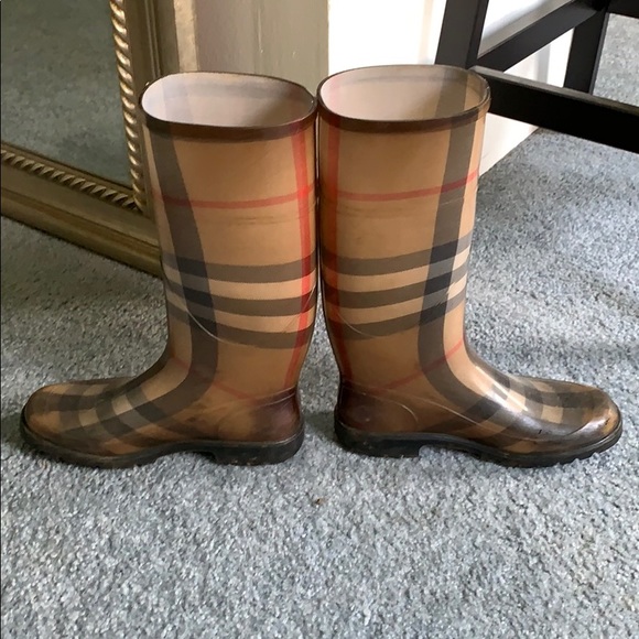 Burberry rain boots size 7 - Picture 2 of 6